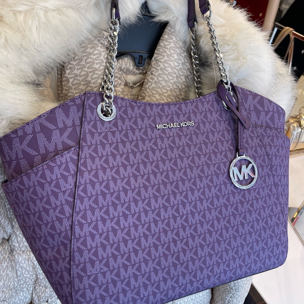 MICHAEL KORS
Jet Set Travel Lg Signature Chain Shoulder Tote Bag
Dark Purple - Picture 10 of 16